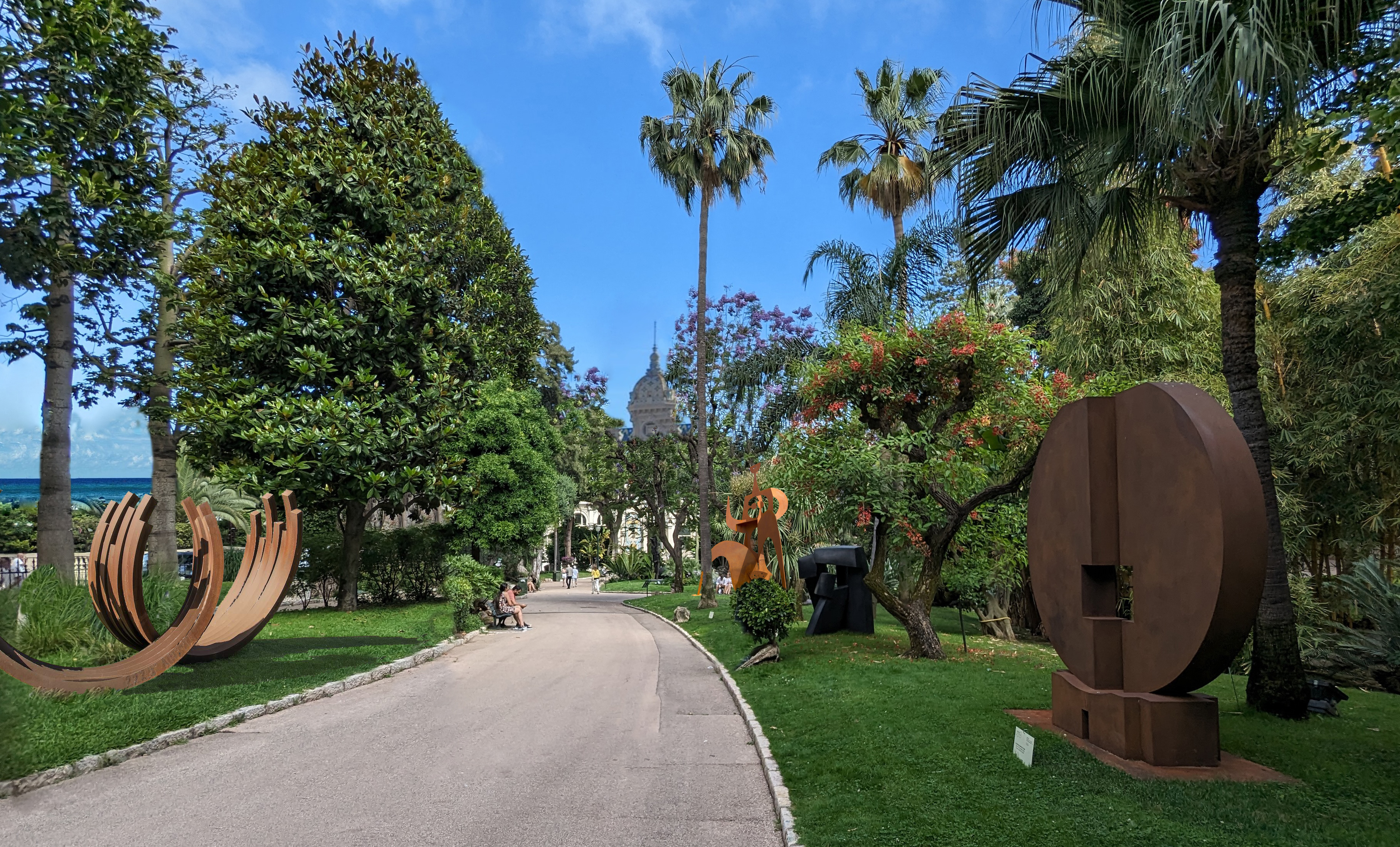 La sculpture AUBE à Monaco dans les jardins du casino de Monte Carlo 2024 à coté de Parvine Curie, Bernar Venet, Philippe Hiquilly...