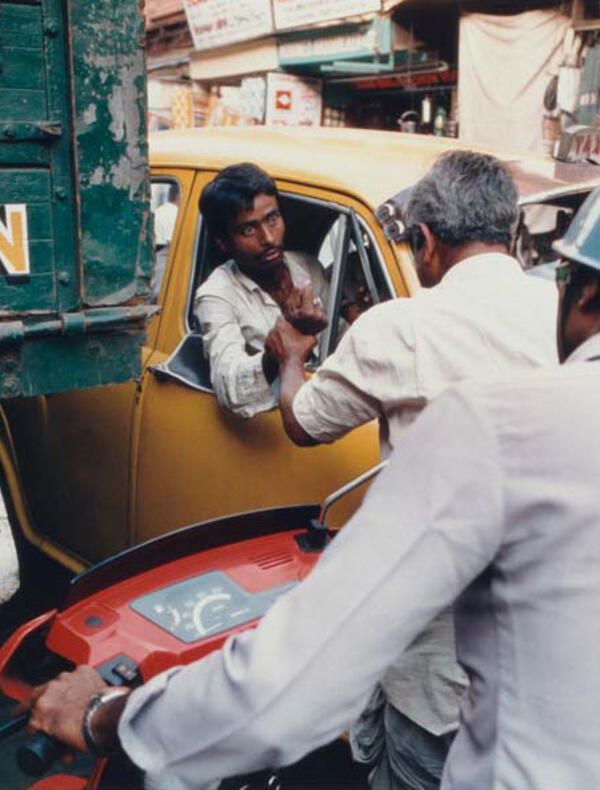 Raghubir Singh, Taxi Driver, Calcutta,1987, color photography, 24,8 x 36,9 cm, Museum Ludwig, Cologne © Succession Raghubir Singh, Photo: Rheinisches Bildarchiv Cologne