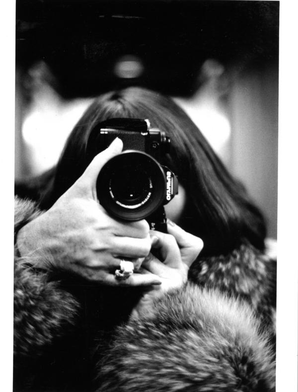 Alice Springs, Autoportrait, Paris, 1986. Tirage argentique d'époque, 23 x 15.3 cm © Helmut Newton Foundation 