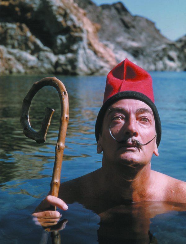 Salvador Dalí au barretina à Cap de Creus, 1955 , photo Robert Descharnes