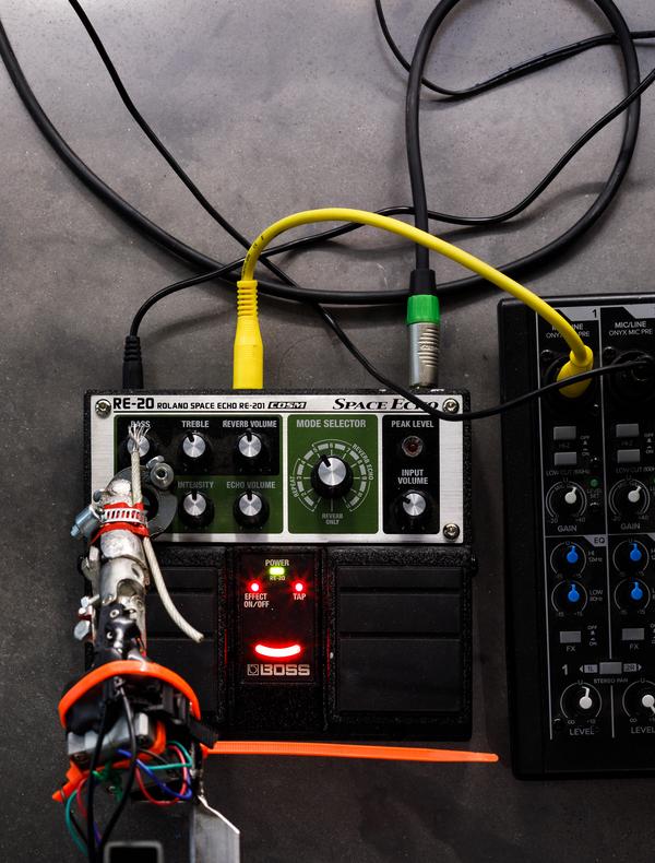 dispositif sonore, pédale de son, câbles, pédale à effet écho