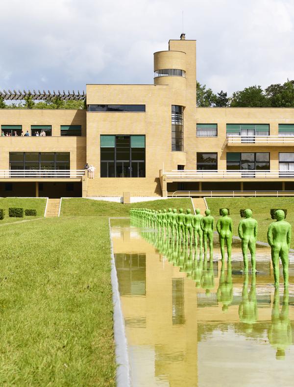 Villa Cavrois, exposition Humeurs de Fabrice Hyber, villa et son miroir d'eau depuis le jardin