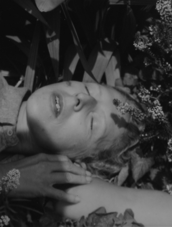 Claude Cahun, Autoportrait aux orchidées, 1939. Courtesy Galerie Alberta Pane.