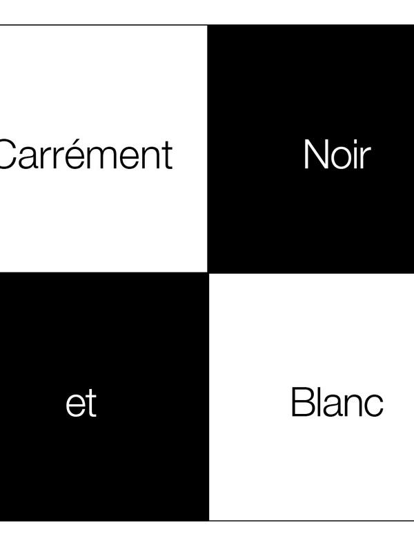 Damier contenant l'écriture "Carrément Noir et Blanc"