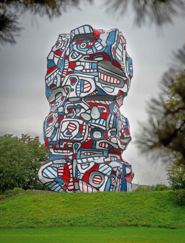 Jean Dubuffet, Tour aux figures, 1988, réalisé entre 1985 et 1988 d'après la maquette de 1967, époxy peint au polyuréthane sur structure en béton, H. 24 m. Parc départemental de l'Ile Saint-Germain, Issy-les-Moulineaux (France) © ADAGP, Paris 2025 / Fondation Dubuffet, Paris / Photo : Yoann Couette