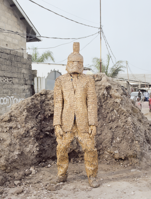 Artiste performeur Hemock Kilomboshi, Kinshasa 2024 / Colin Delfosse