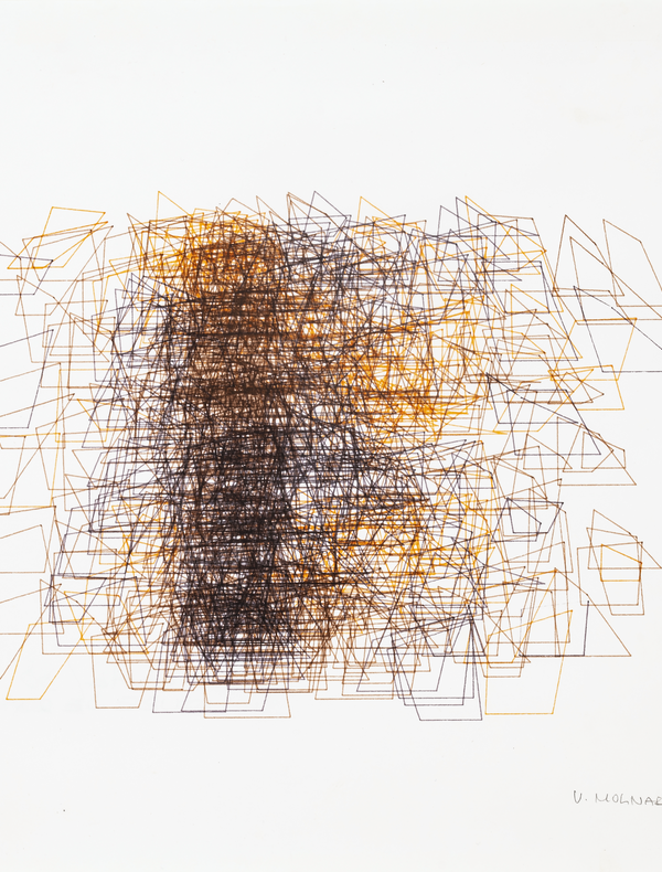 C’est Structure du quadrilatère (1988) de Vera Molnár, une pionnière de l’art génératif. Ce dessin a été réalisé à l’aide d’un ordinateur et d’un plotter, une technique avant-gardiste pour l’époque. On y voit une superposition dense de quadrilatères irréguliers en encre noire et orangée, qui crée une texture presque vibrante, avec un effet de densité au centre et une dissolution progressive vers les bords.