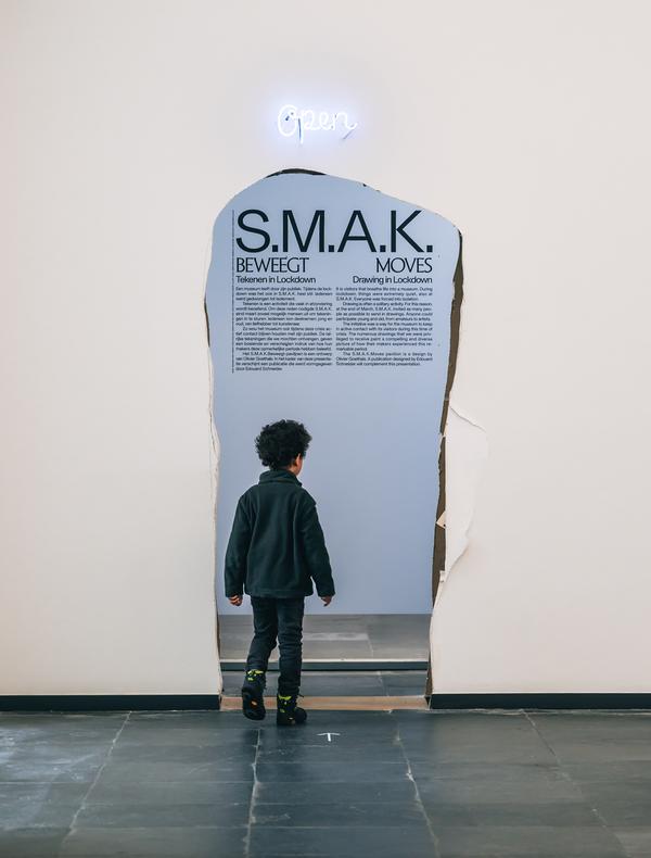 Un enfant dans une salle du musée