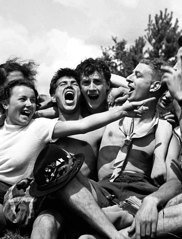 jeunes gens exultant de bonheur, au plaisir d'être ensemble