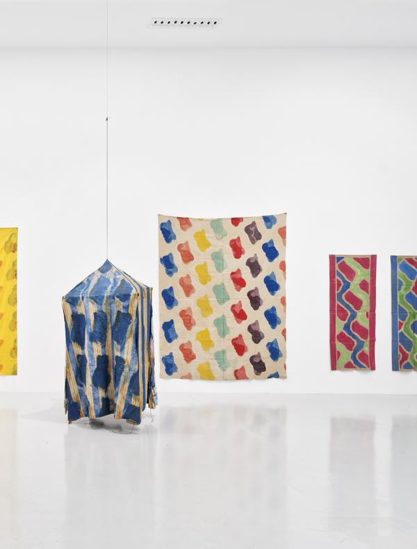 Vue de l'exposition Claude Viallat : sa Forme a soixante ans. 1966 - 2026. Ceysson & Bénétière, Saint-Étienne © Cyrille Cauvet