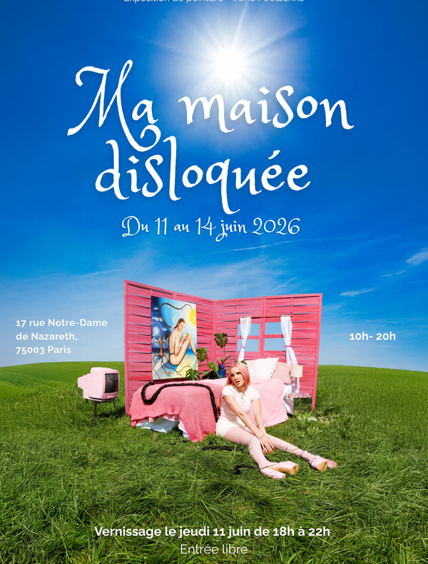 Affiche de l'expo de peinture "Ma Maison disloquée" qui montre l'artiste dans une maison rose au milieu d'un pâturage avec un des tableaux de l'expo, de la série "Maison rose", accroché aux murs.