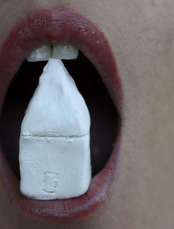 Nefeli Papadimouli, The World in My Mouth (House), 2023. Photographie, impression numérique sur papier Epson Baryté, 14 x 19 cm © Nefeli Papadimouli © ADAGP, Paris, 2026.