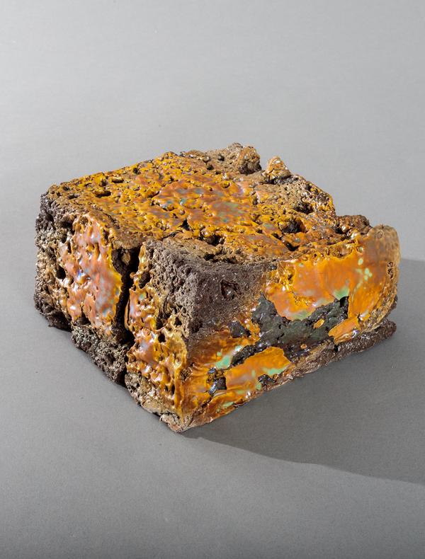 Cube - 10 x ±15 x 15 cm- Mélange d'argile rouge et de terre volcanique. Petits ajouts de sable grossier, de verre et de granit - lustre 