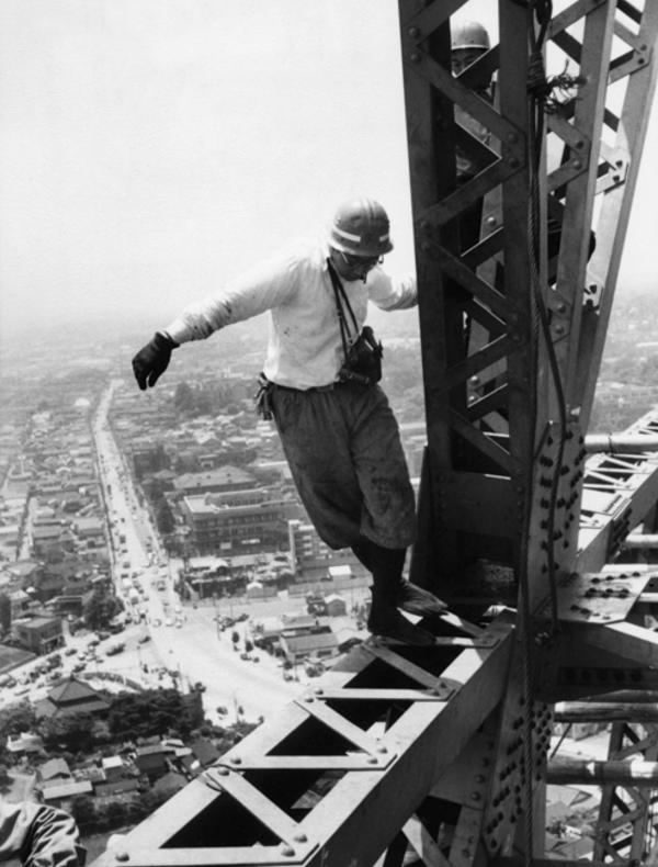 Tirage argentique d'époque signé par Marc Riboud, intitulé "Chantier de construction de la tour de la télévision, Tokyo, 1958"