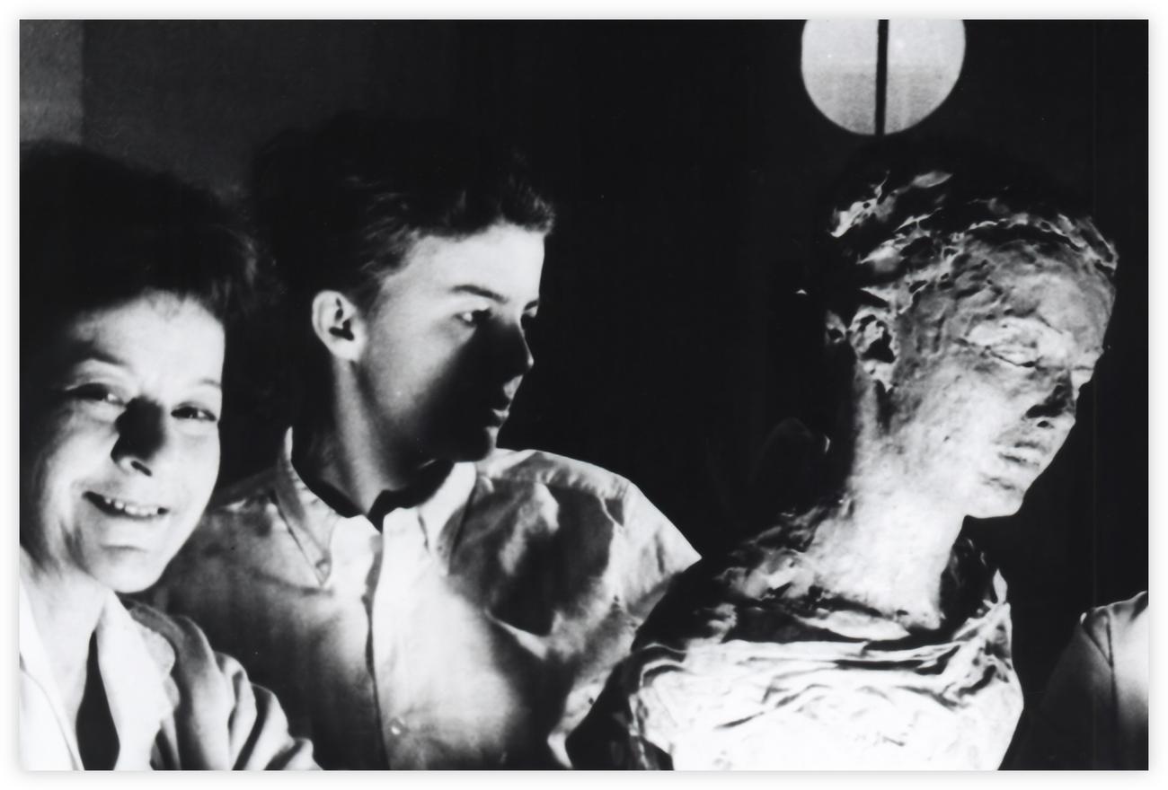 Photo Daria, Florence et le buste de Florence (vers 1966)