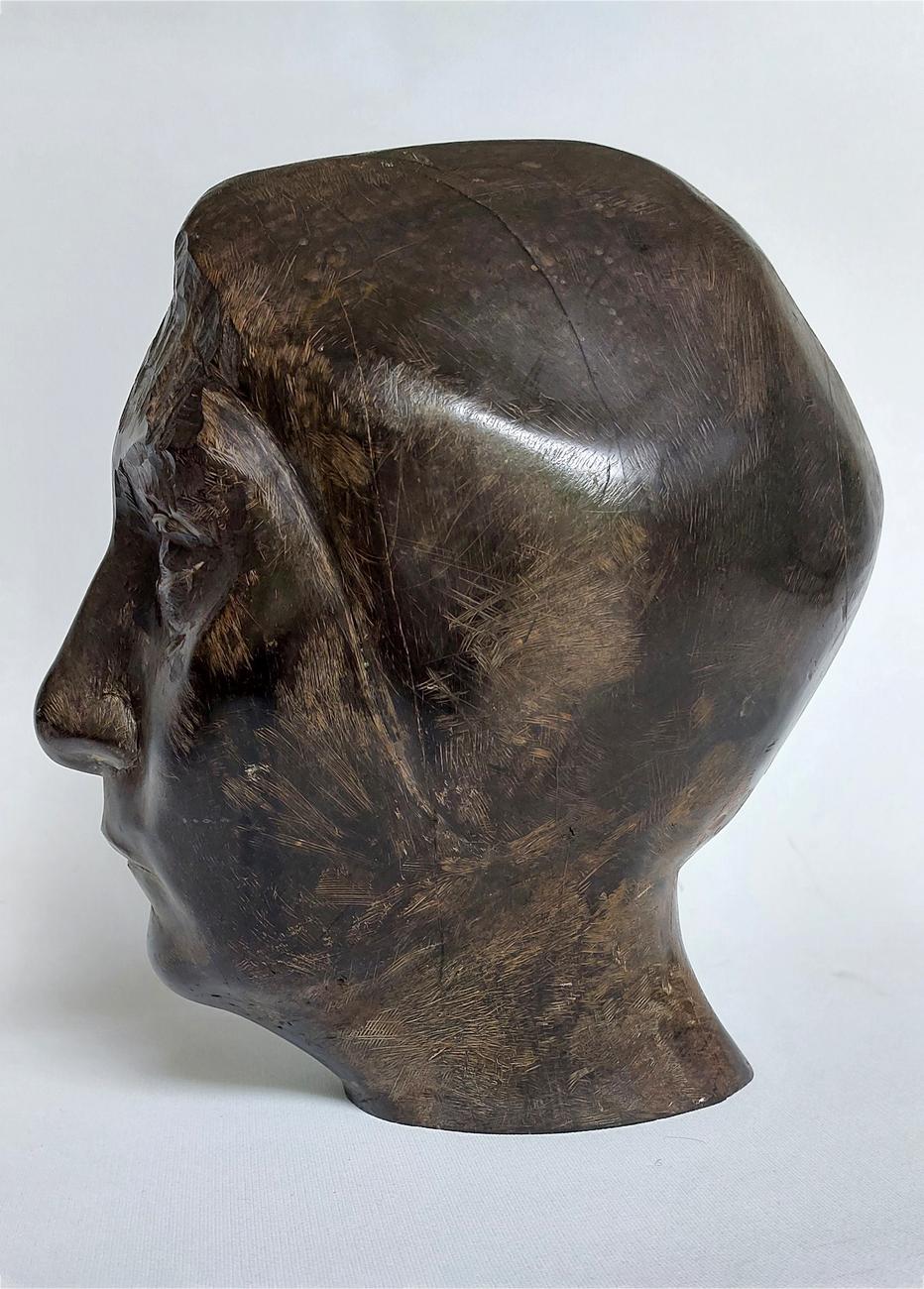 La porteuse d'eau bois d'ébène profil 1