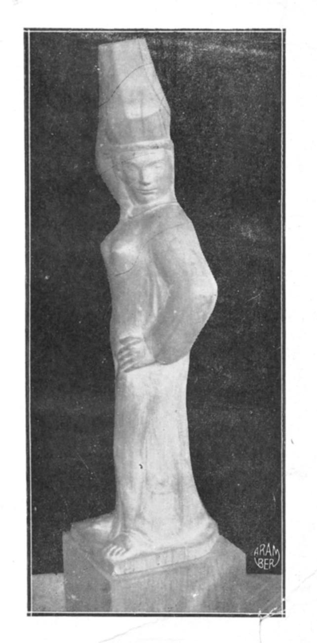 Porteuse d'un grand vase, main à la hanche 1930, porteuse d'eau en bois (Photo Aram Ber)