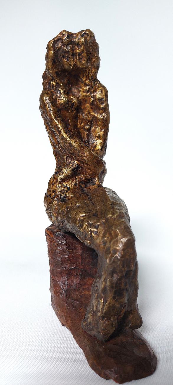 Couple enlacé, assis sur un bord de banc en forme L (1) bronze doré H=18cm hors socle 