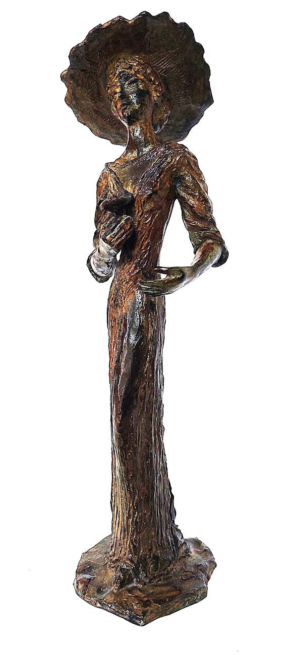 Dame au chapeau avec fleur bronze marron (1) H=33 cm avec socle incorporé 