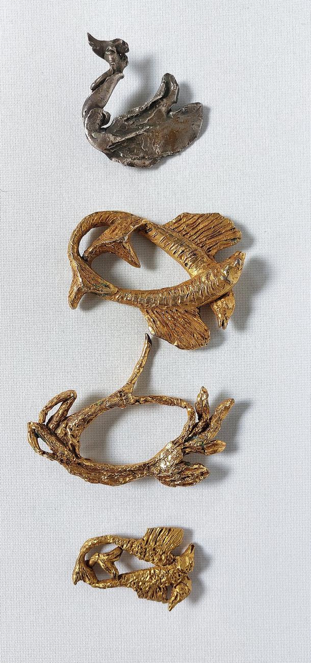 Ensemble de 4 broches, bronze, poissons (deux tailles), canard, capricorne, L=8 cm poissons grande broche 