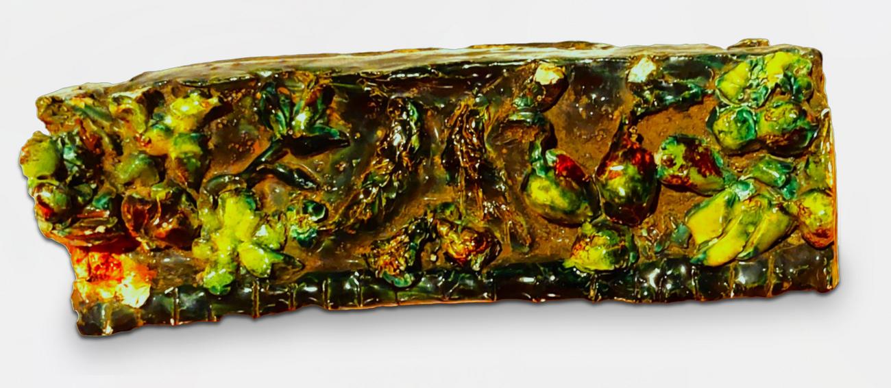 Fragment de frise à décor de fruits sur terre cuite émaillée