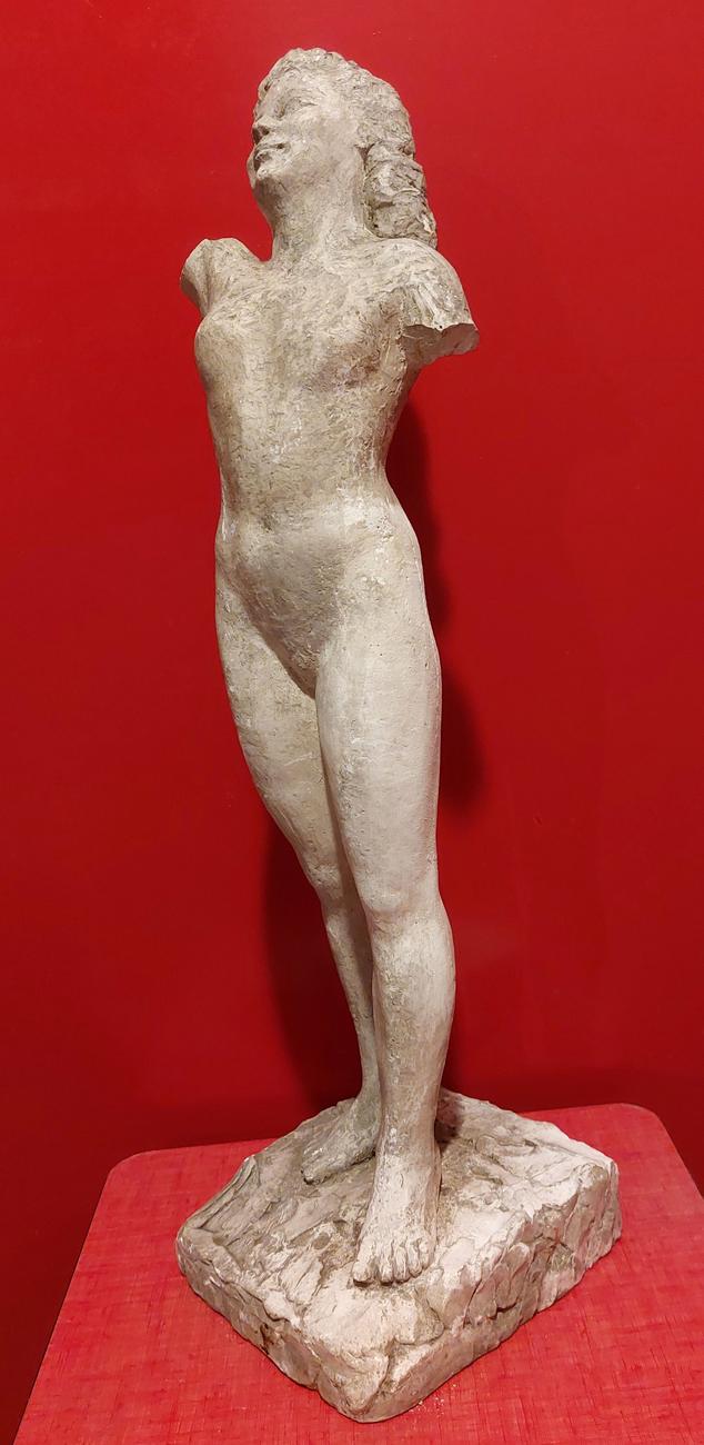 Jeune femme debout, plâtre (1)