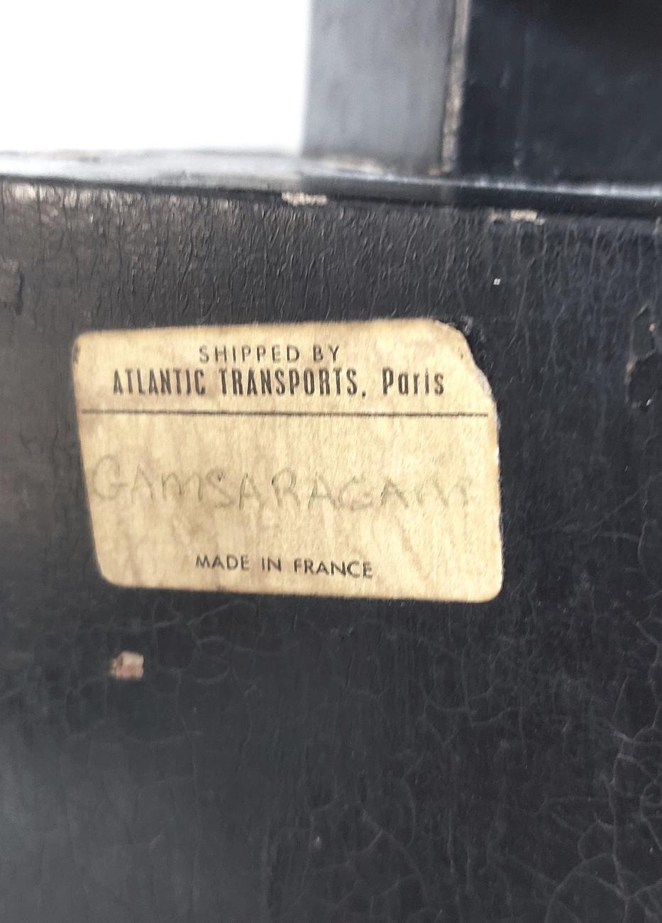 La porteuse d'eau bronze marron, étiquette transport sur socle