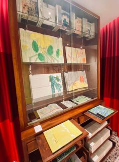 Partie galerie de la librairie, dessins de Joseph Dadoune