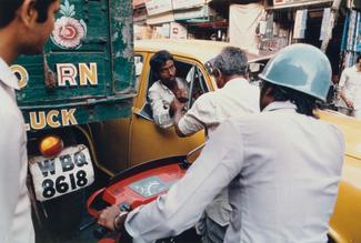 Raghubir Singh, Taxi Driver, Calcutta,1987, color photography, 24,8 x 36,9 cm, Museum Ludwig, Cologne © Succession Raghubir Singh, Photo: Rheinisches Bildarchiv Cologne