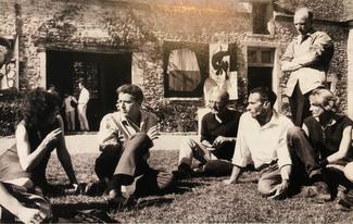 Château de Ratilly, été 1962, de gauche à droite : Jacqueline Lerat, Norbert Pierlot, Jean Lerat, Yves Mohy, Daniel de Montmollin et la femme de Jean Derval.