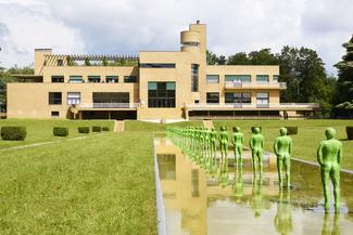 Villa Cavrois, exposition Humeurs de Fabrice Hyber, villa et son miroir d'eau depuis le jardin