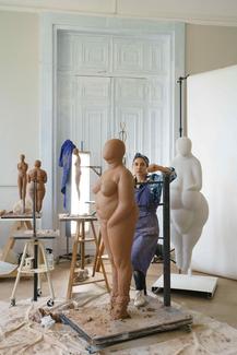 Prune Nourry dans son atelier à Saint-Denis, 2024 © Elea Jeanne Schmitter