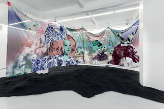 Raphaël Barontini, Tapestry from an Asteroid, 2018. Impression numérique et sérigraphie sur tissu, sable volcanique, 305 x 1000 cm. Courtesy Mariane Ibrahim. 