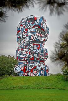 Jean Dubuffet, Tour aux figures, 1988, réalisé entre 1985 et 1988 d'après la maquette de 1967, époxy peint au polyuréthane sur structure en béton, H. 24 m. Parc départemental de l'Ile Saint-Germain, Issy-les-Moulineaux (France) © ADAGP, Paris 2025 / Fondation Dubuffet, Paris / Photo : Yoann Couette