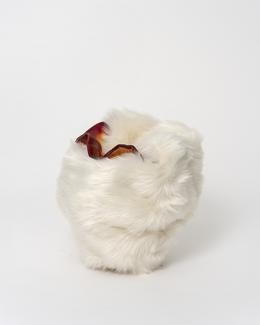 une œuvre d'Éléonore FALSE : Poule, 2024, fourrure synthétique et verre