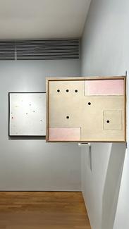 Topologie discrète, une exposition en duo réunissant les artistes Georges Koskas (1922-2013) et Farah Khelil (1980).