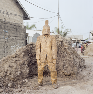 Artiste performeur Hemock Kilomboshi, Kinshasa 2024 / Colin Delfosse