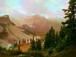 Photo d'un paysage de montage avec un effet coloré holographique dans le ciel