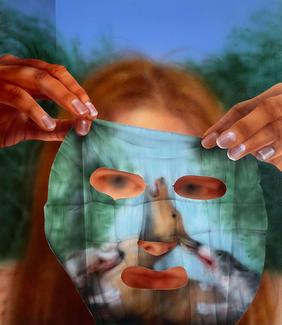 Peinture d'Helena Minginowicz, une femme qui porte un masque dans ses mains