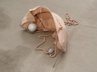 œuvre de Garance Früh, tissu rose poudré, armature métal, perle, fleur