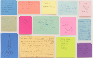 L’image montre un mur avec plusieurs notes de différentes couleurs, épinglées en grille. Chaque note contient des messages manuscrits variés, souvent liés à la nourriture, des souvenirs ou des réflexions personnelles.