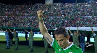 Un stade plein de personnes qui tiennent quelques minutes de silence