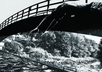 Une photographie représentant un homme se jetant dans l'eau = thème la gravité