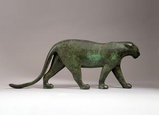 Une sculpture de panthère noire en bronze à patine vert antique. C'est l’oeuvre phare de l’exposition, réalisée pour Marguerite de Bayser-Gratry, collectionneuse de bronzes antiques et sculptrice.