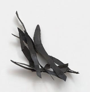 Annie Lacour établit des liens très personnels entre chacune de ses séries. Depuis 2017, elle a abordé cinq sujets couvrant un large paysage : paysages et rochers, les poules et leur environnement (« Histoire Naturelle »), la nature morte, la route (« D’un point à l’autre »). Aujourd’hui, les titres sont : fauteuils, marches, intérieur nuit… Le titre de cette nouvelle série « La mémoire et ses formes » est inspiré du texte d’Olivier Amiel. Elle va et vient du dessin à la sculpture. Avec les plaques de fer q