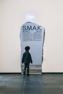 Un enfant dans une salle du musée