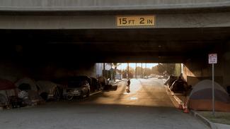 Une personne sous un pont