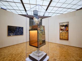 Installation view Five Friends: John Cage, Merce Cunningham, Jasper Johns, Robert Rauschenberg, Cy Twombly Museum Ludwig, Cologne 2025 Photo: Historisches Archiv der Stadt Köln mit Rheinischem Bildarchiv, Marc Weber © Jasper Johns, Robert Rauschenberg, VG Bild-Kunst, Bonn 2025