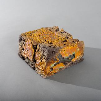 Cube - 10 x ±15 x 15 cm- Mélange d'argile rouge et de terre volcanique. Petits ajouts de sable grossier, de verre et de granit - lustre 
