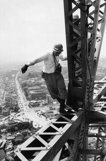 Tirage argentique d'époque signé par Marc Riboud, intitulé "Chantier de construction de la tour de la télévision, Tokyo, 1958"